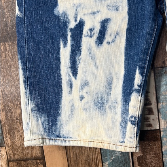 Levi's Premium Blue and White bleached Denim Shorts - Picture 4 of 14